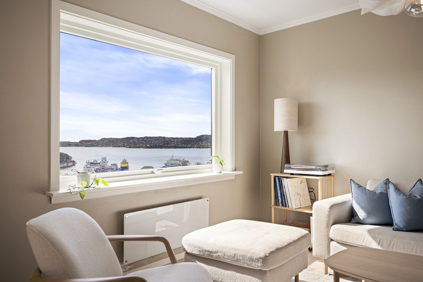 - Fra både stue, kjøkken og balkongen kan man nyte en nydelig utsikt over Bergen sentrum og Byfjorden - Galleribilde