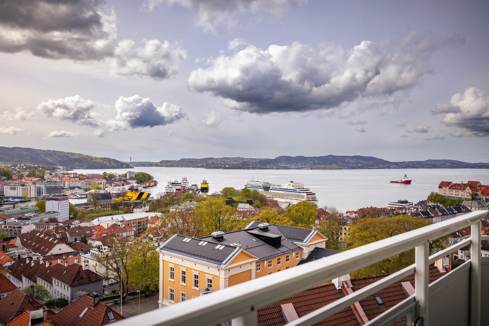 - Fantastisk utsikt mot byen og svært gode solforhold - Galleribilde