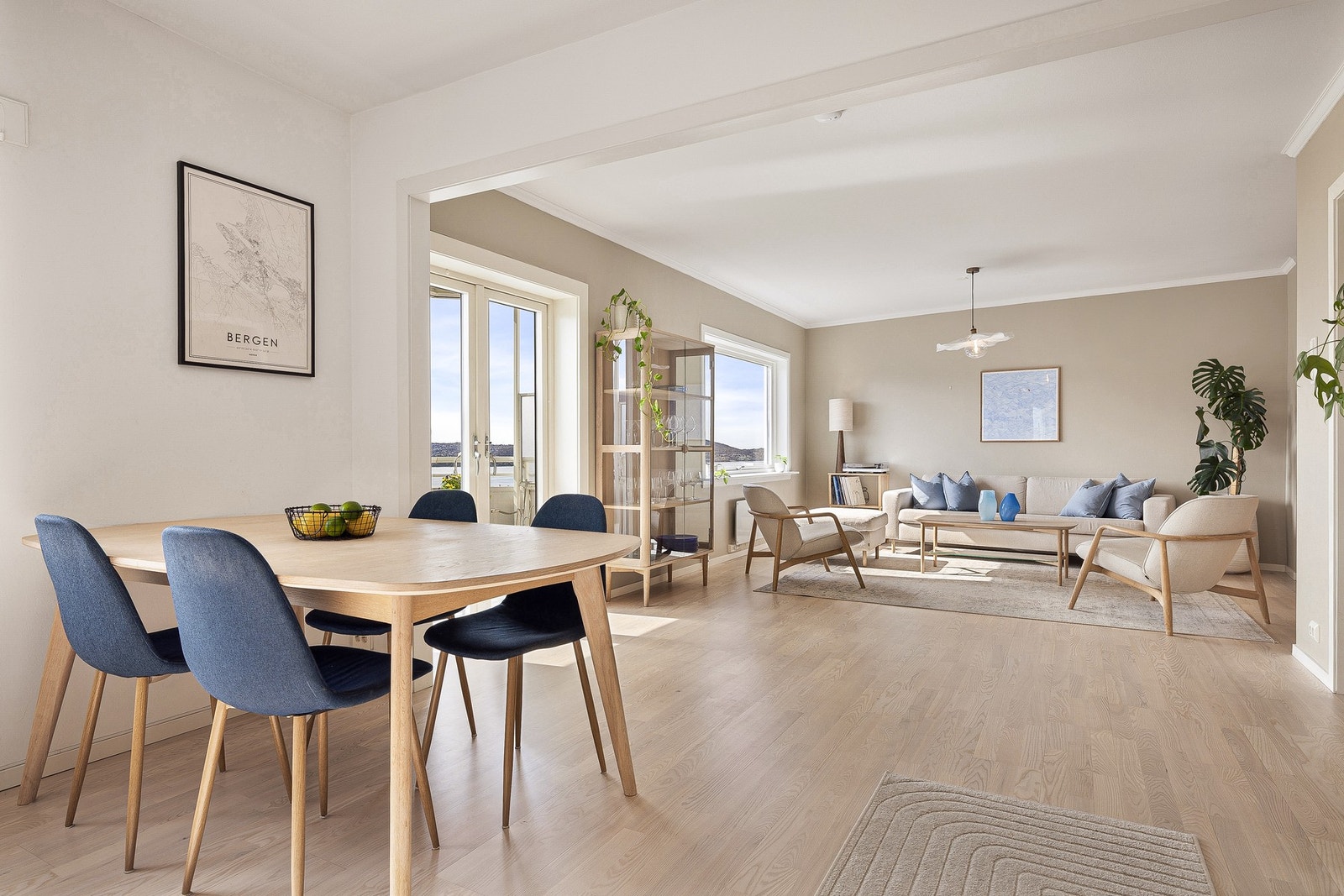 - Store vindusflater sørger for et fantastisk lysinnslipp, og de pene overflatene gir boligen et stilrent og harmonisk uttrykk - Galleribilde