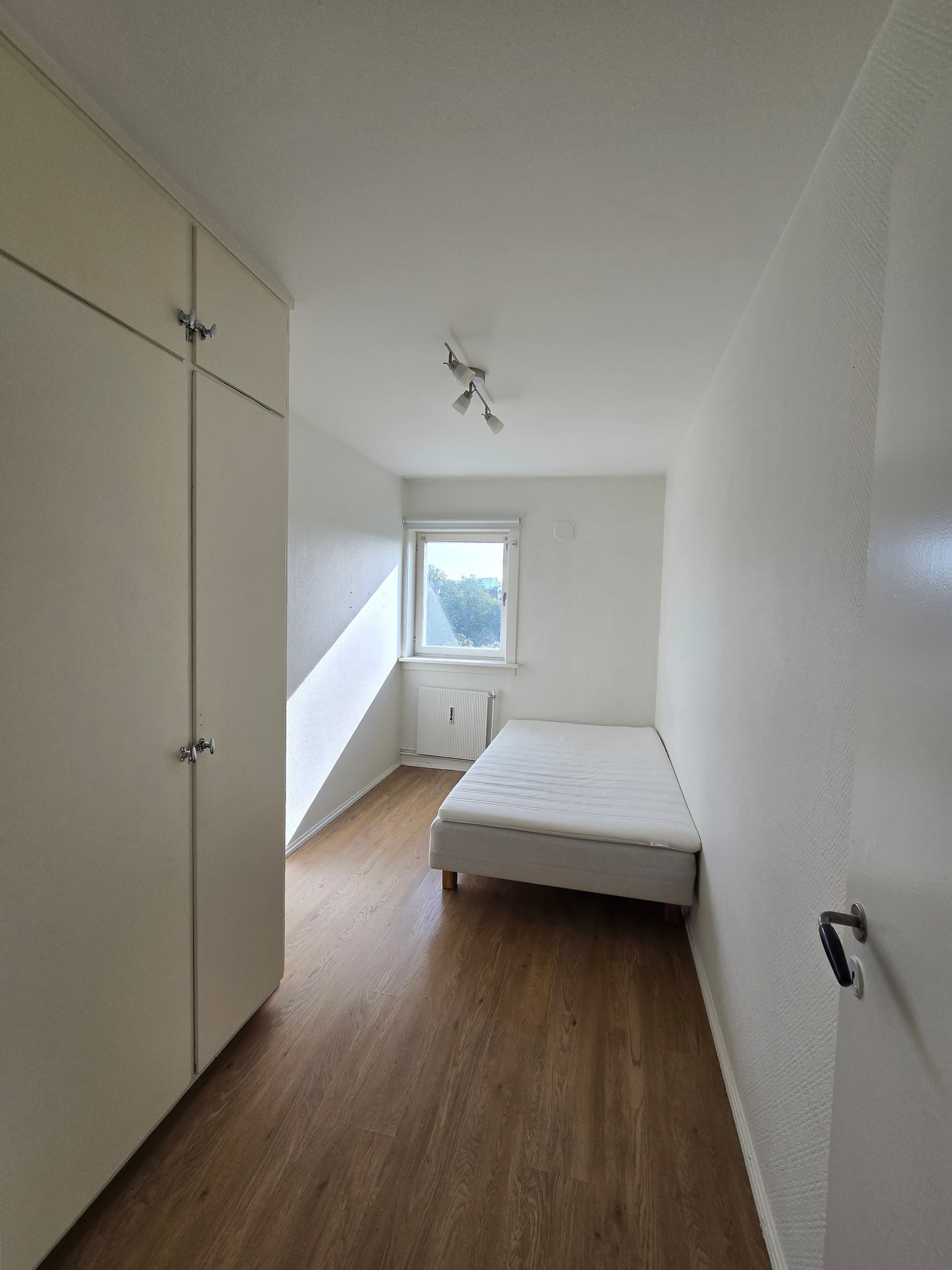 God plass, ingen som ser inn Galleribilde