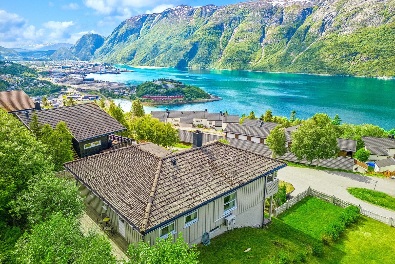 Med utgang fra kjøkkenet har du denne terrassen på baksiden av boligen. Galleribilde