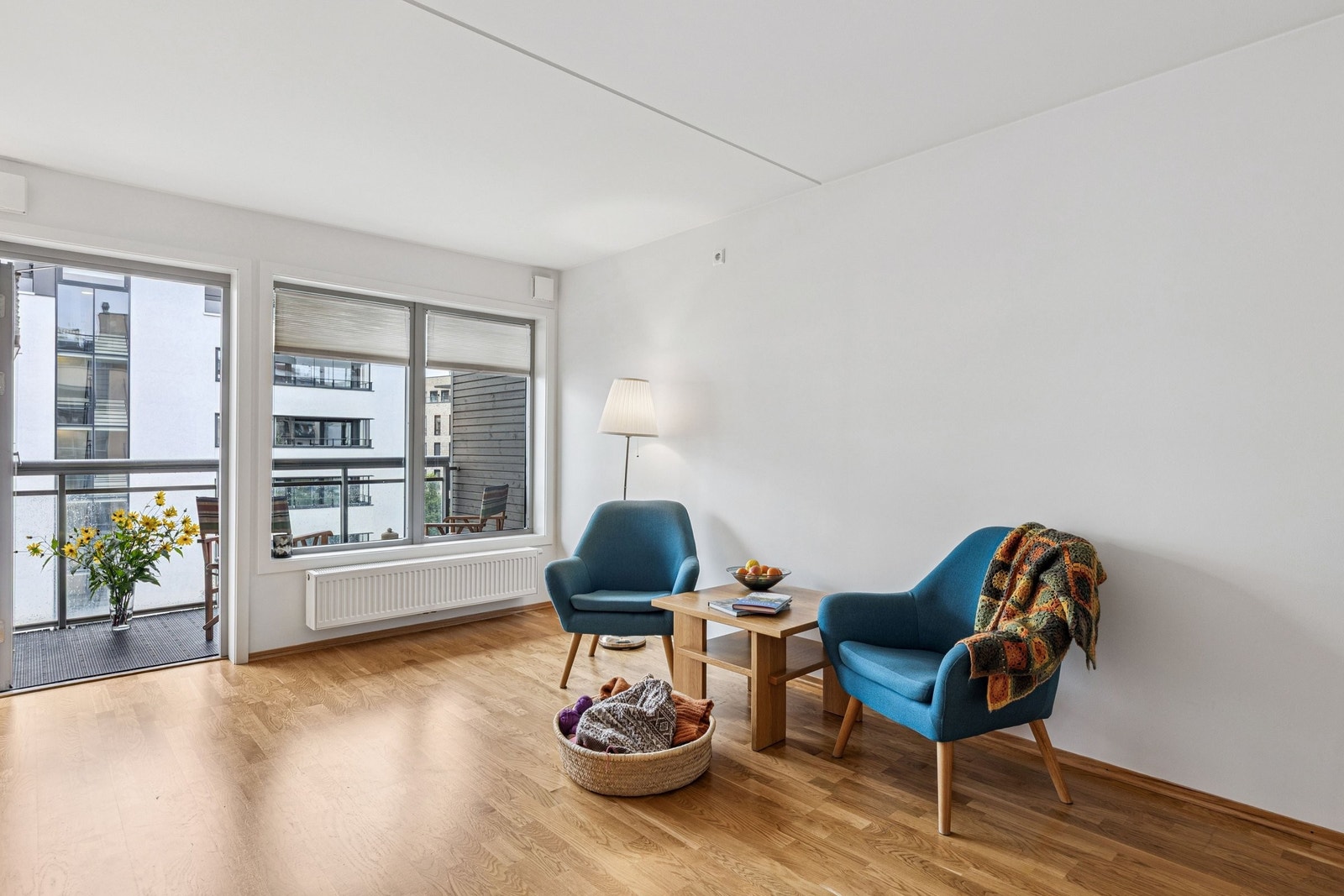 Stuen er lys med store vindusflater som slipper inn rikelig med dagslys. Galleribilde