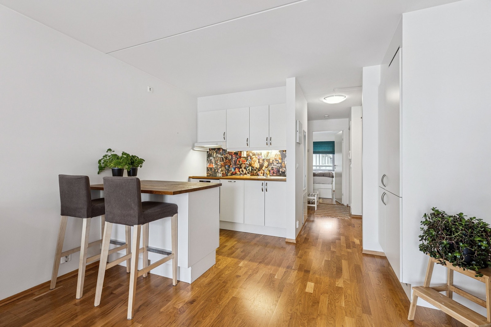 Fin kjøkkenøy med spiseplass. Galleribilde