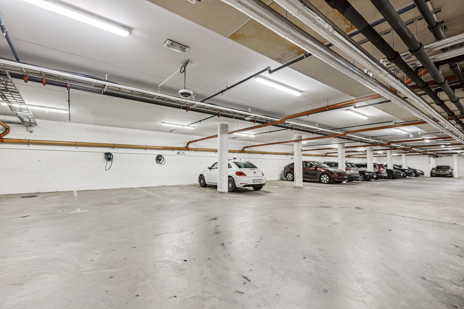 Egen garasjeplass med elbil-lader. Galleribilde