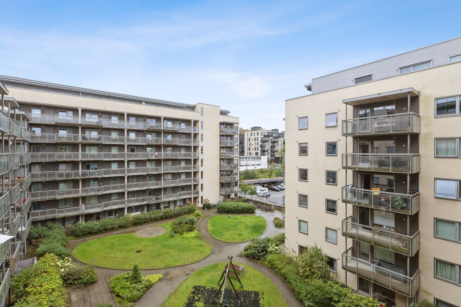 Bakgården sett fra takterrassen. Galleribilde