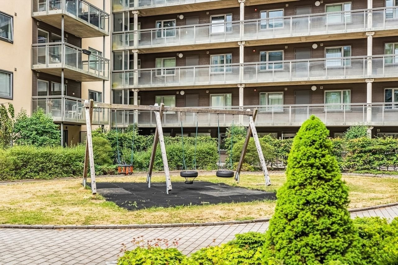 Lekeapparater i bakgården. Galleribilde