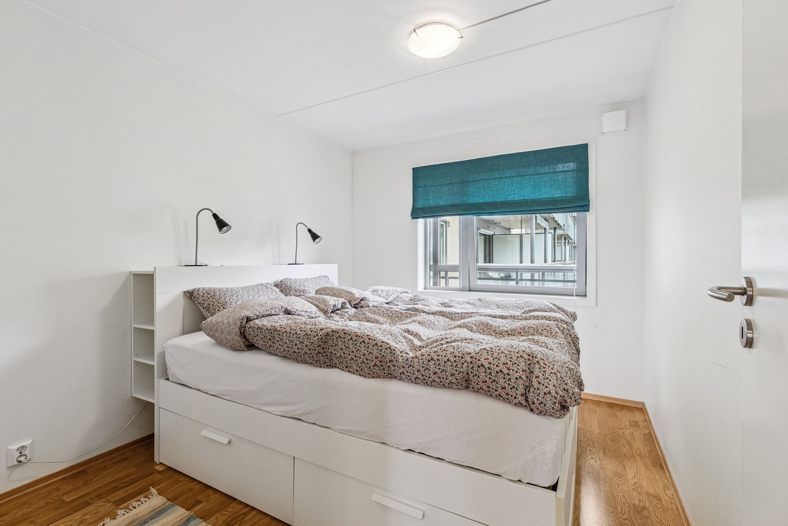 Soverom med plass til dobbeltseng og godt med skapplass. Gjennomlys fra soverom til stue. Galleribilde