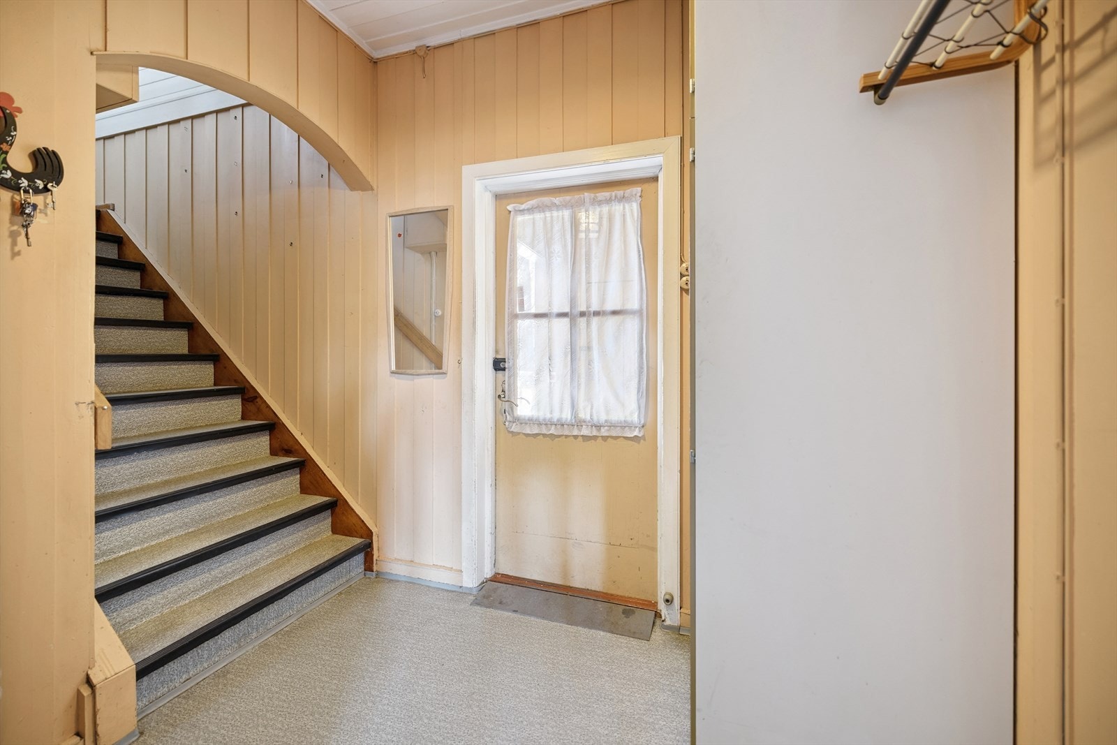 Inngangsparti med trappeforbindelse til både kjeller og andre etasje. Galleribilde