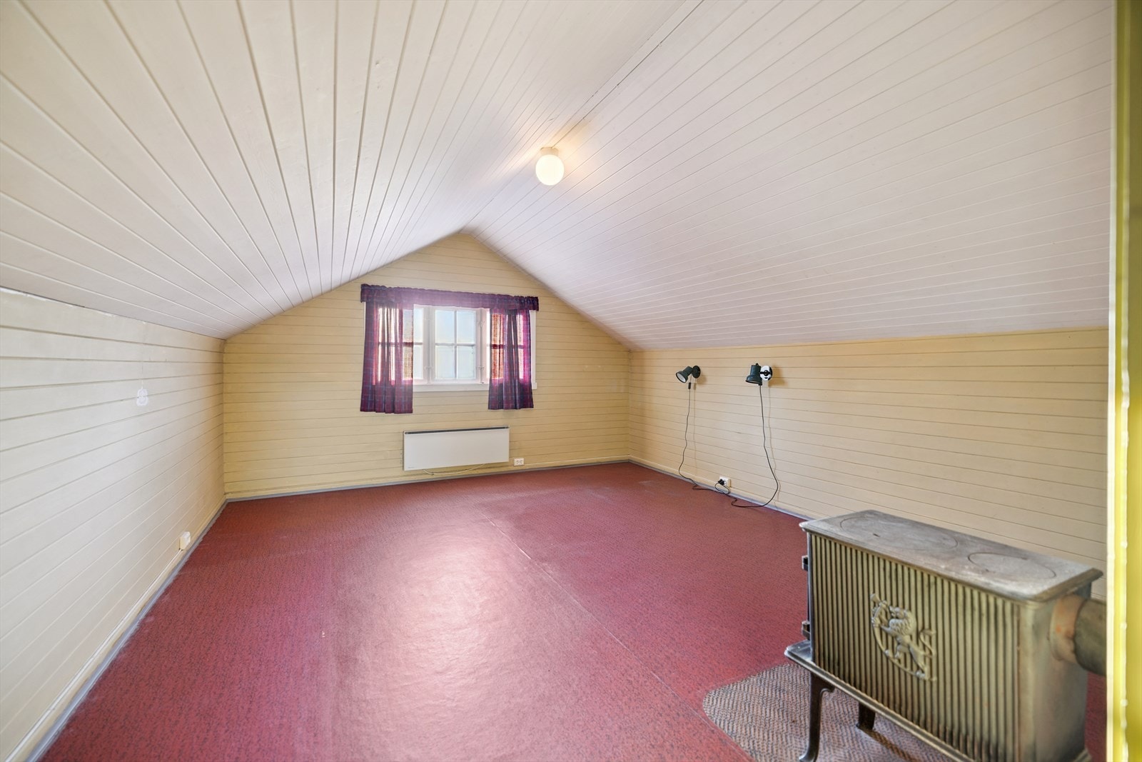 Det ene soverommet i andre etasje er romslig og har en vedovn for ekstra varme. Galleribilde