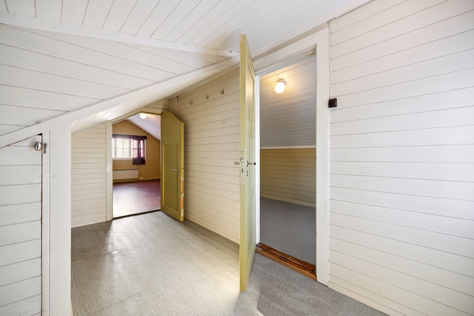 Fra gangen er det adkomst til etasjens to soverom. Galleribilde