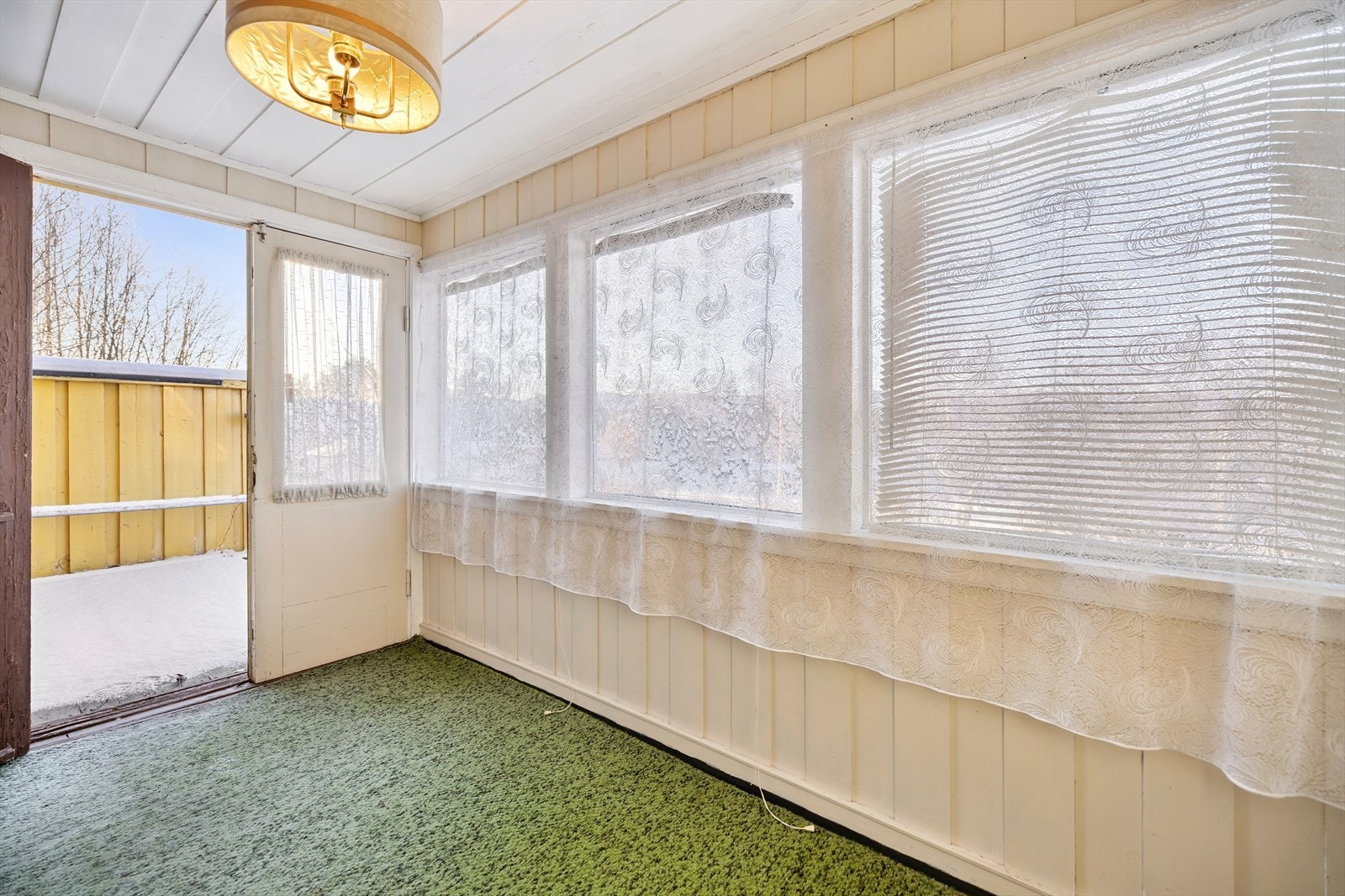 Hagestuen har store vindusflater og videre utgang til en åpen, vestvendt terrasse. Galleribilde