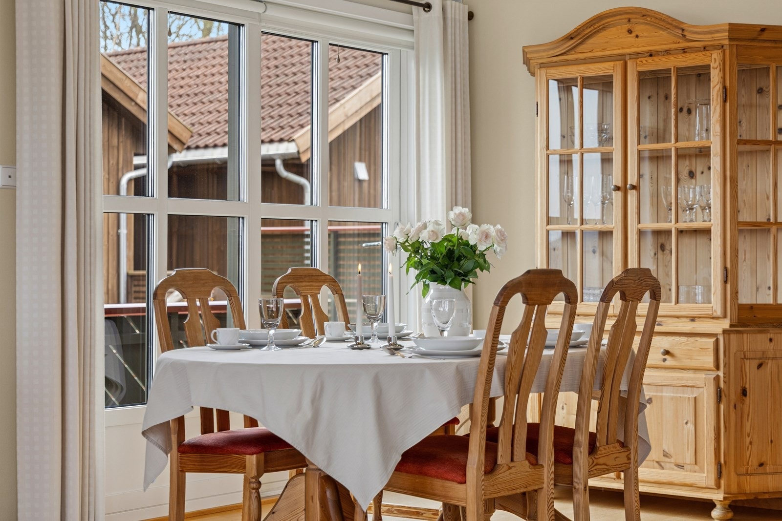 Detaljene, som skyvedøren mot terrassen, bidrar til rommets kvalitet. Galleribilde
