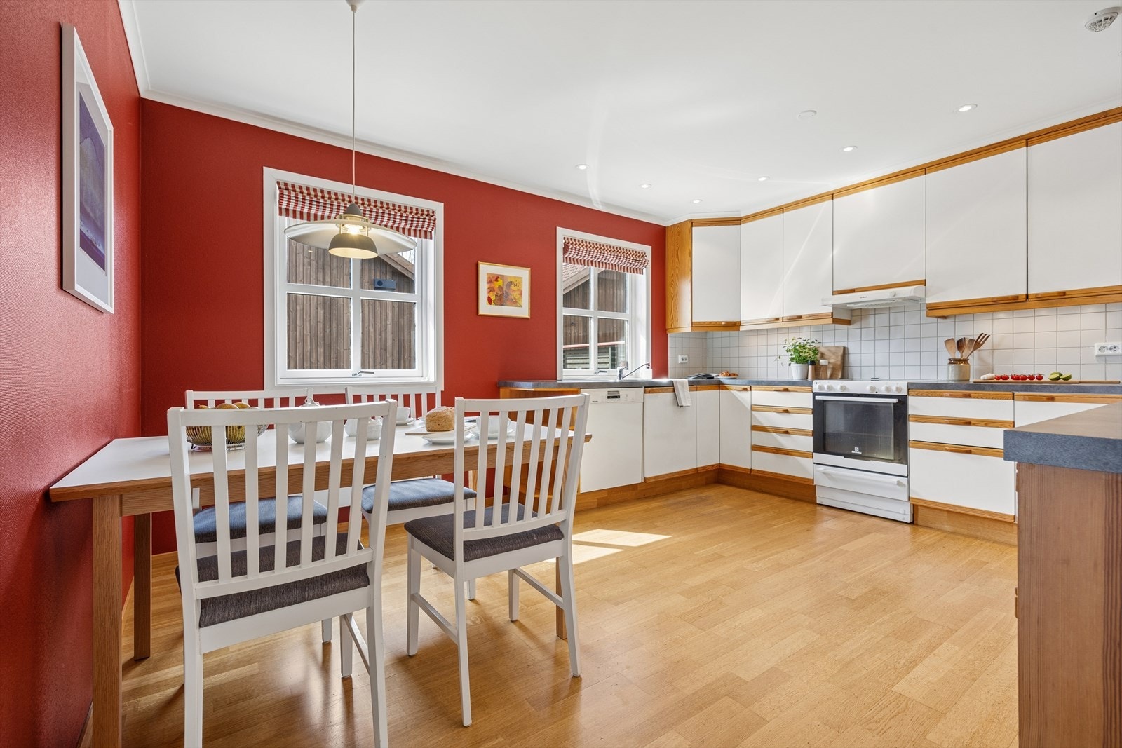 Kjøkkenet har godt med skap- og benkeplass, med slette fronter og benkeplate i laminat. Rommet er stort nok for et spisebord, og fungerer som et praktisk hverdagskjøkken. Galleribilde