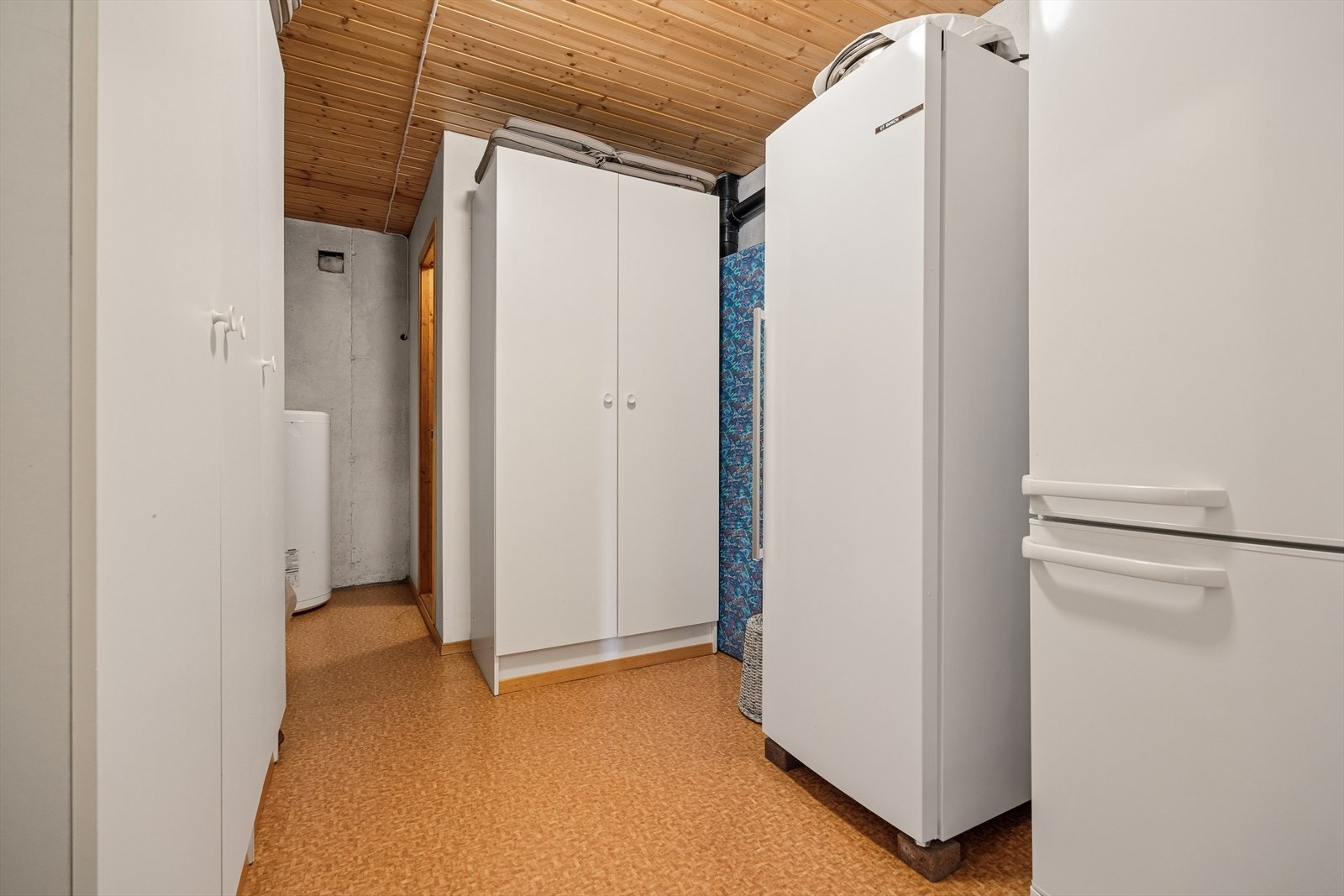 En av tre boder i underetasjen, som gir rikelig med lagringsplass. Her står også boligens varmtvannstank på 200 liter. Galleribilde
