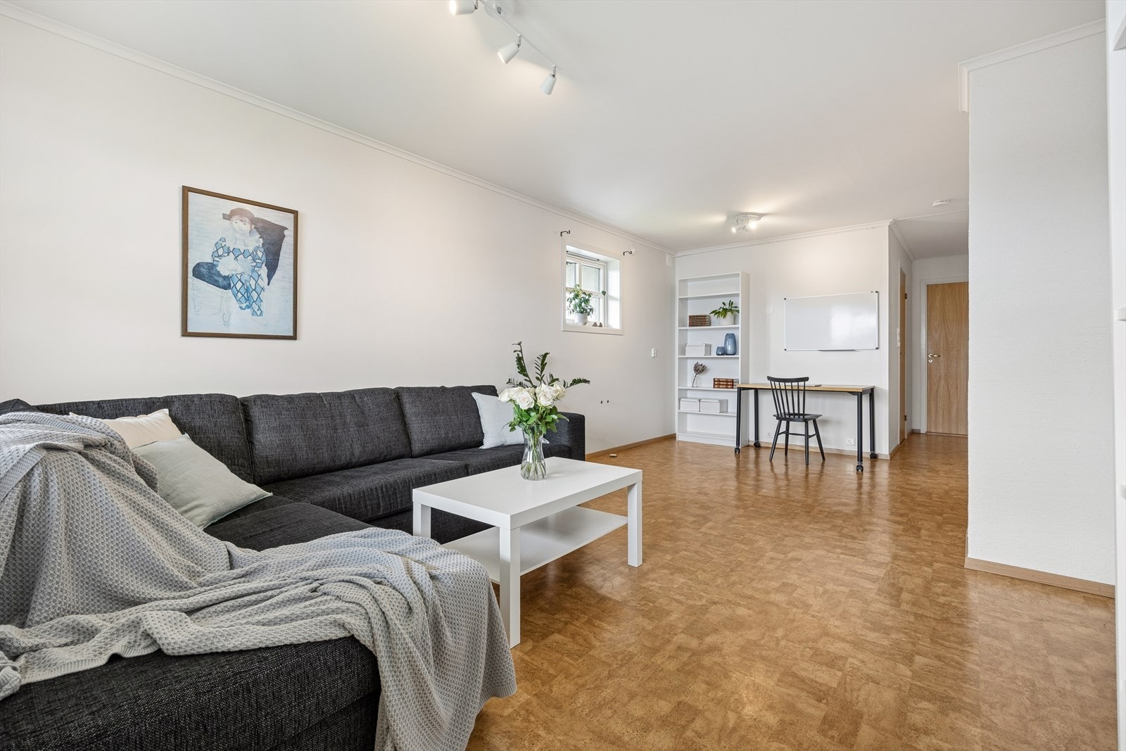 Det kan være mulig å reetablere utleiedel, forutsatt nødvendige byggetekniske tiltak og eventuell søknad til kommunen. Et åpent rom med plass til en sofagruppe. Det er klargjort for montering av kjøkken, men selve innredningen er ikke installert. Galleribilde