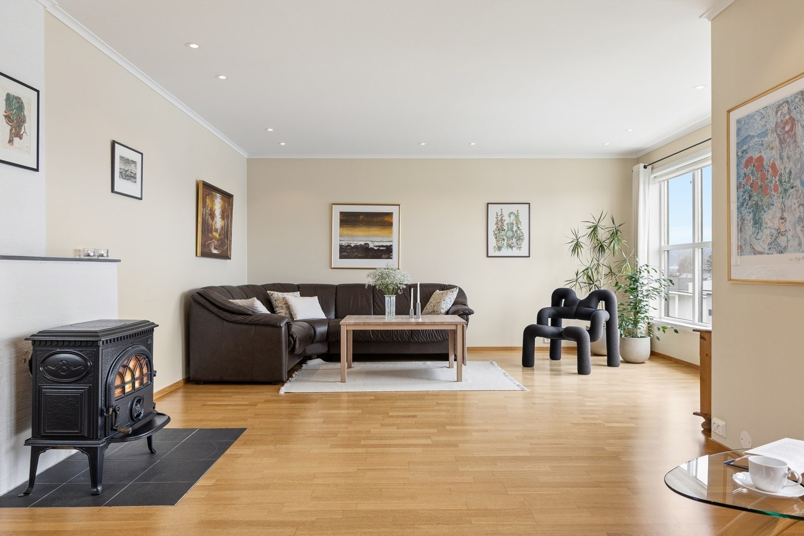 Stuen er romslig og har plass til flere sittegrupper. Vedovn som sørger for ekstra varme og hygge. Galleribilde