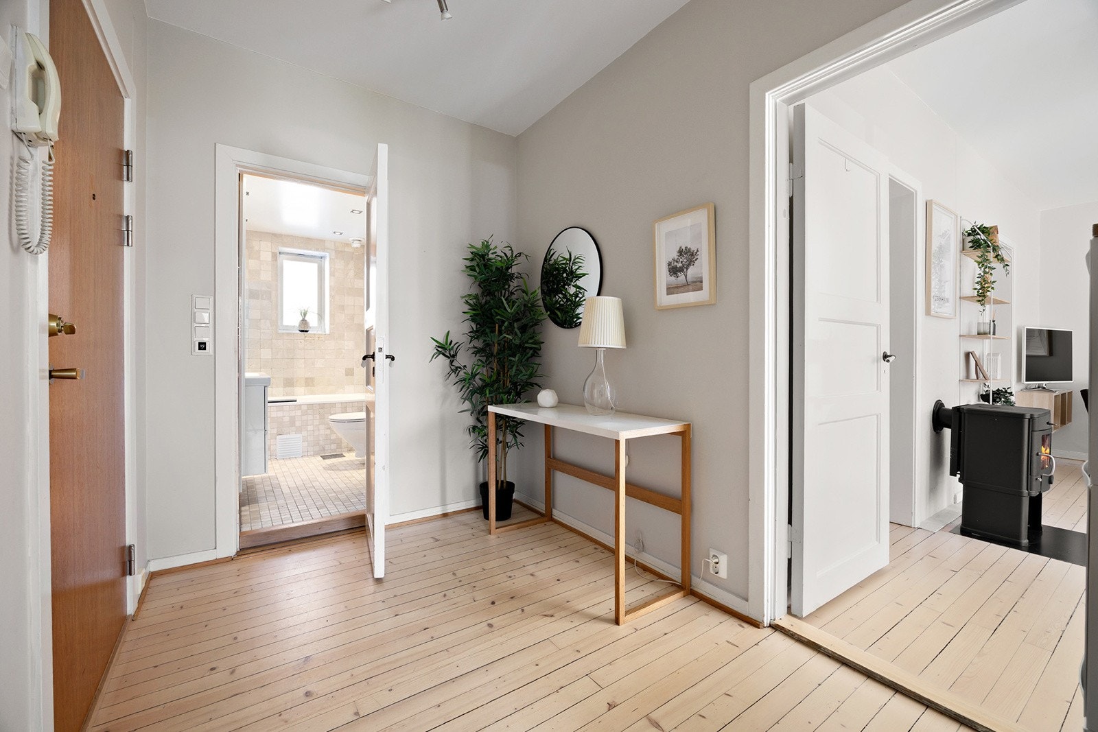 Leiligheten er gjennomgpende med mye naturlig lys Galleribilde