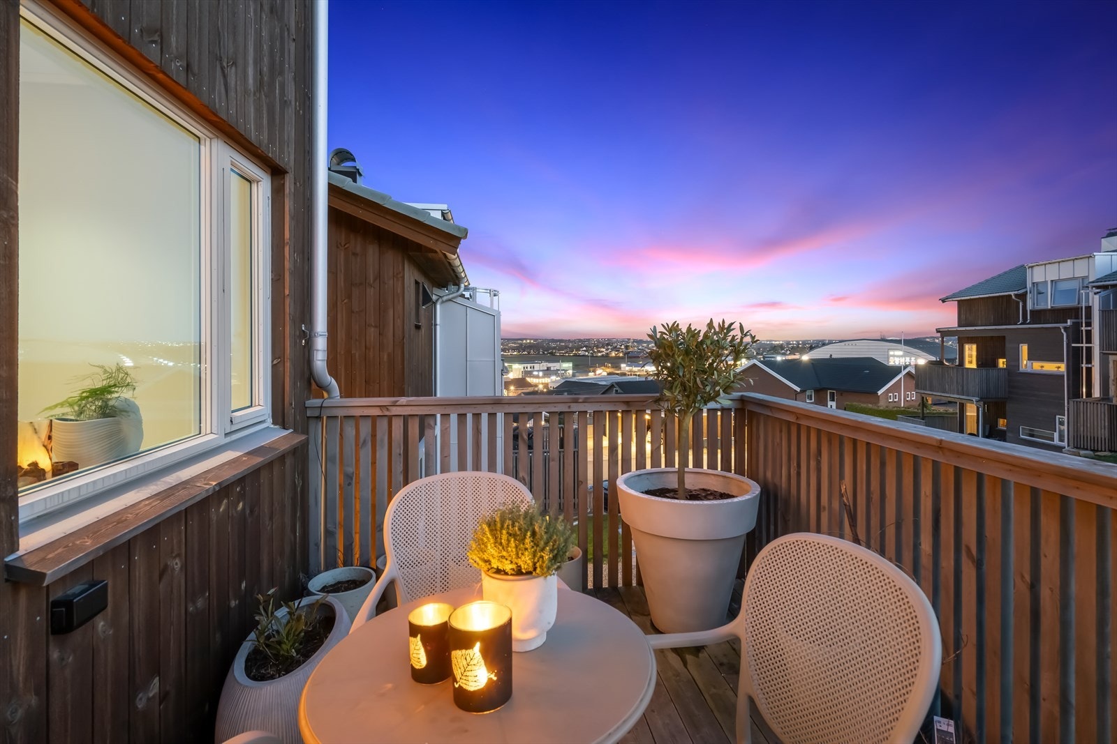 Uteplassen er like hyggelig på kveldstid. Galleribilde