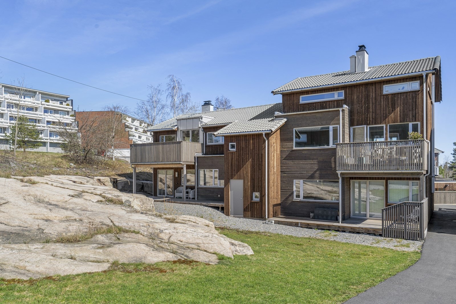 Leiligheten ligger i et nyere boligsameie med god kvalitet på innredning og utstyr, samt at både material- og fargevalg på innvendige flater gir et moderne preg. Galleribilde