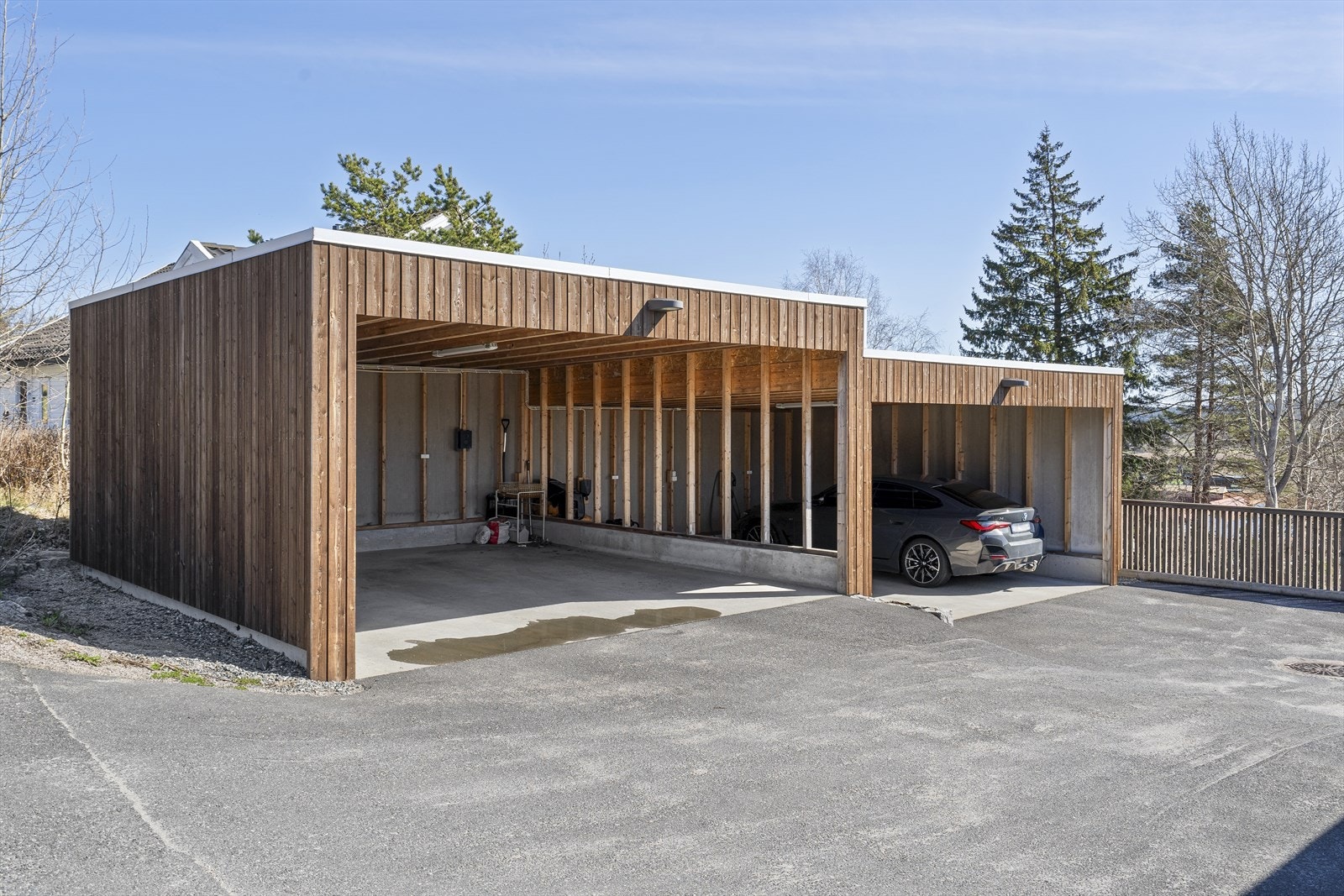 Til leiligheten følger det med en fast parkeringsplass i felles carport-anlegg med mulighet for å innstallere egen el-bil lader. Galleribilde