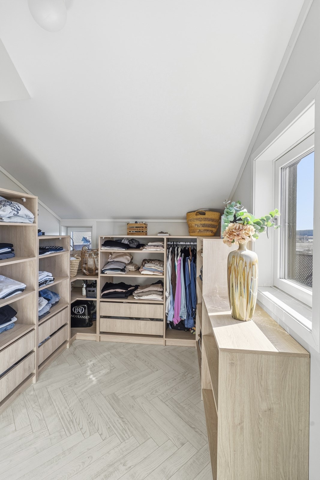 Her er det rikelig med oppbevaringsplass, samt godt med lys som slipper inn. Galleribilde