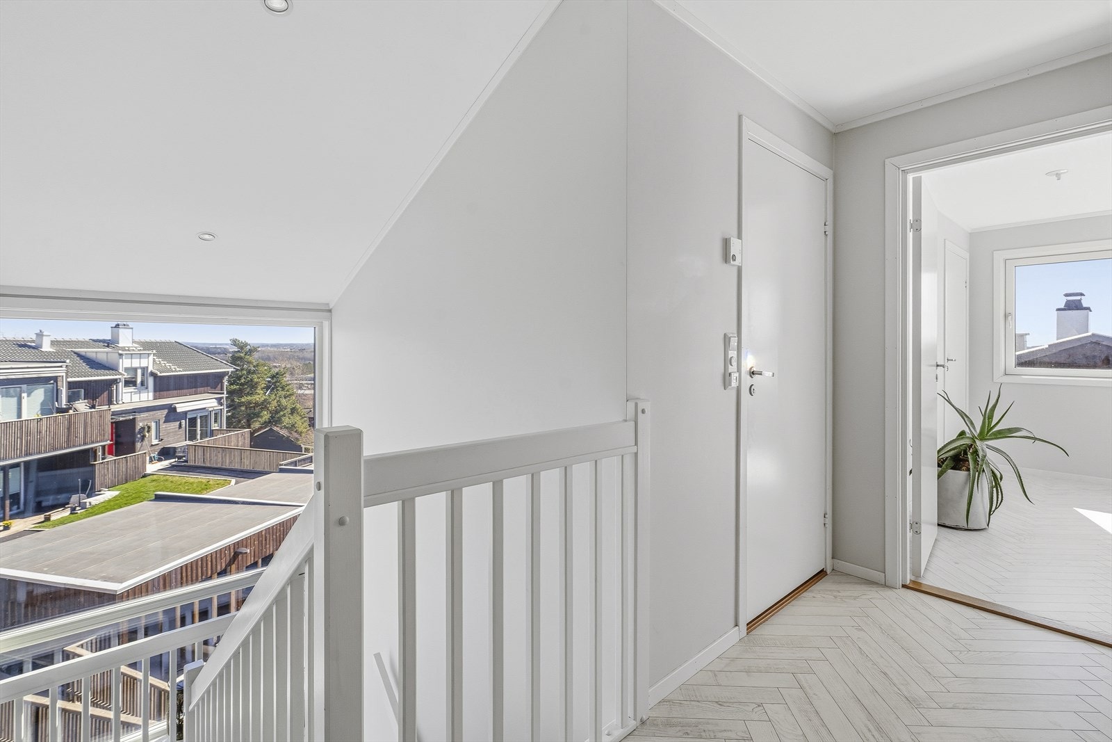 Etasjen byr på to romslige og lyse soverom. Galleribilde