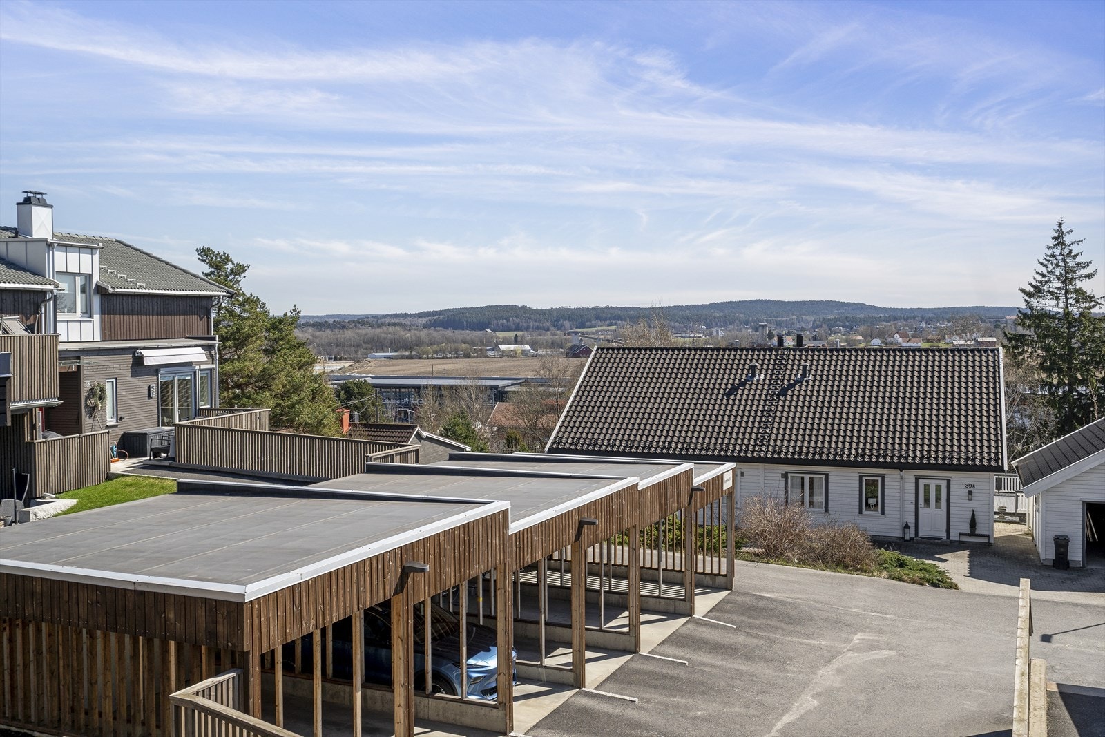 Beliggenheten kombinerer nærhet til byens fasiliteter med rolige omgivelser i et etablert boligfelt. Galleribilde