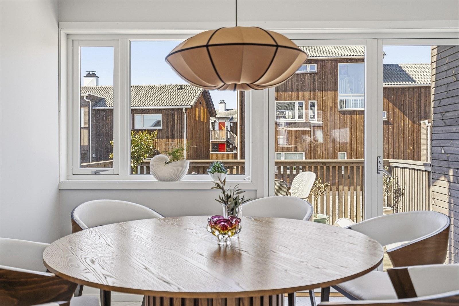 Rommet er gjennomgående og de store vindusflatene, sammen med terrassedøren, sørger for rikelig med naturlig lys og en luftig romfølelse. Galleribilde