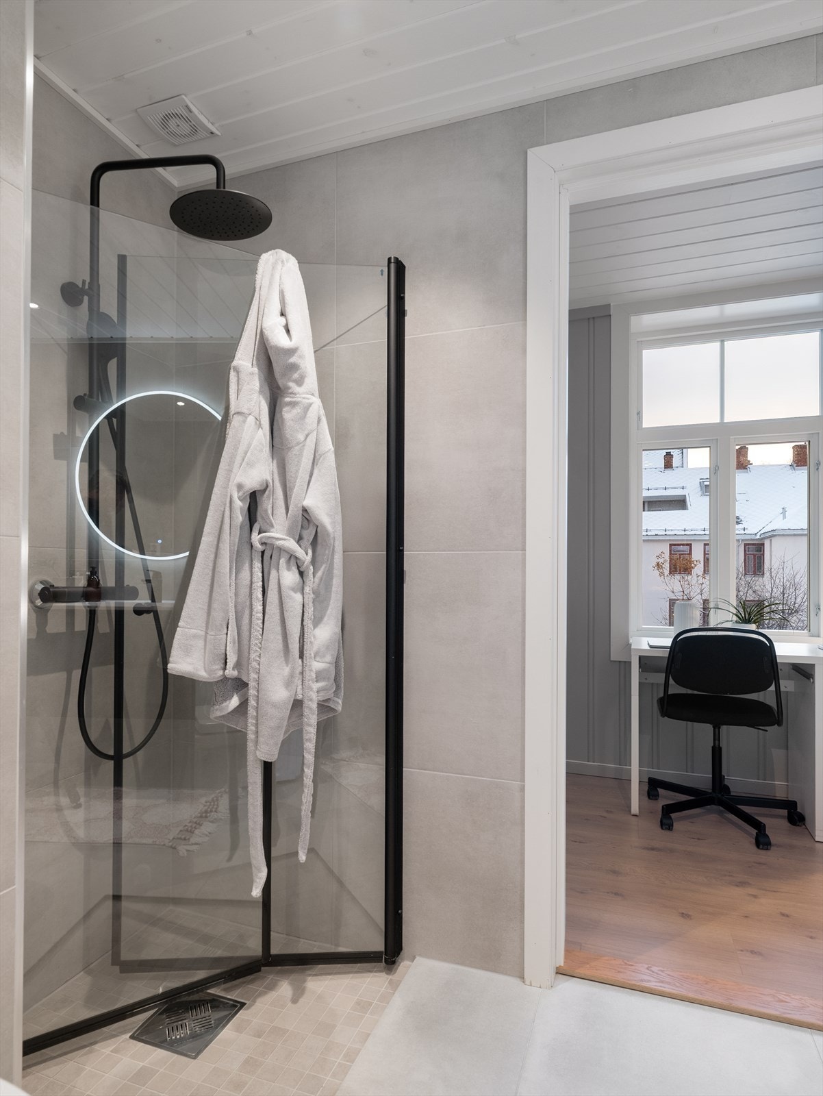 Badet er fra 2022 med sorte detaljer som går igjen både på bad og kjøkken. Galleribilde