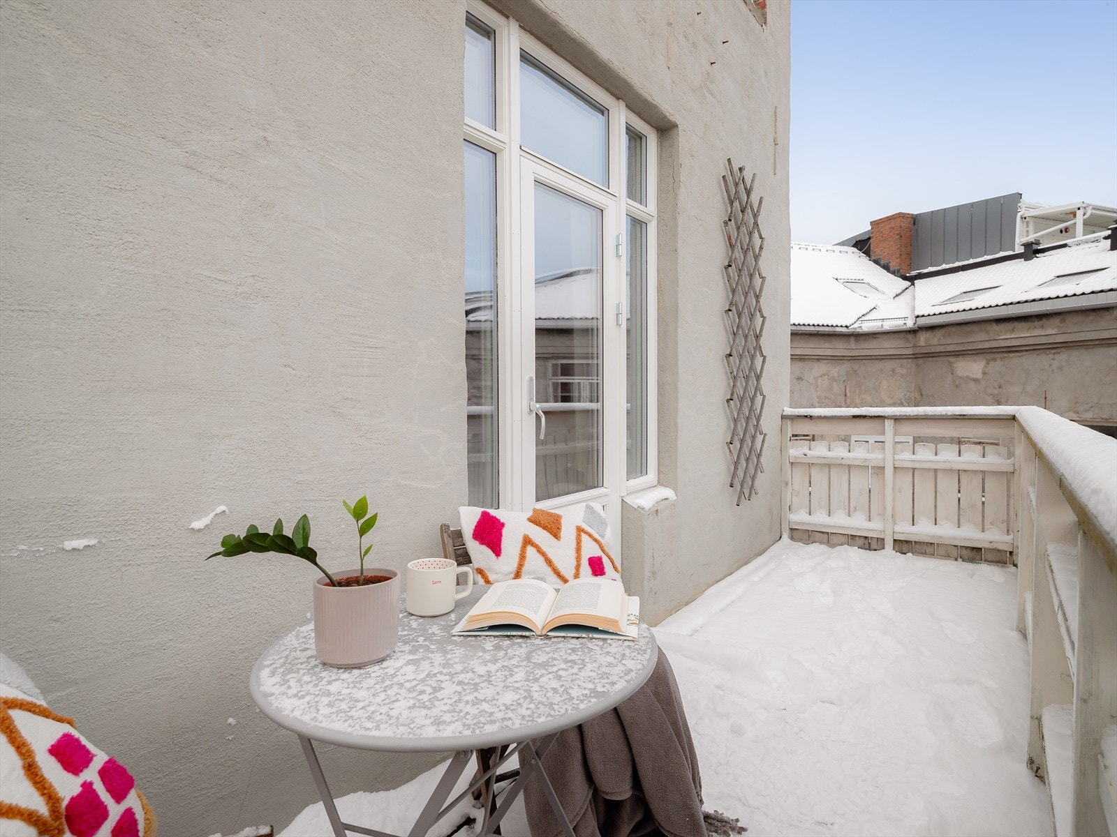 Både soverom og balkong vender ut mot den stille bakgården. Galleribilde