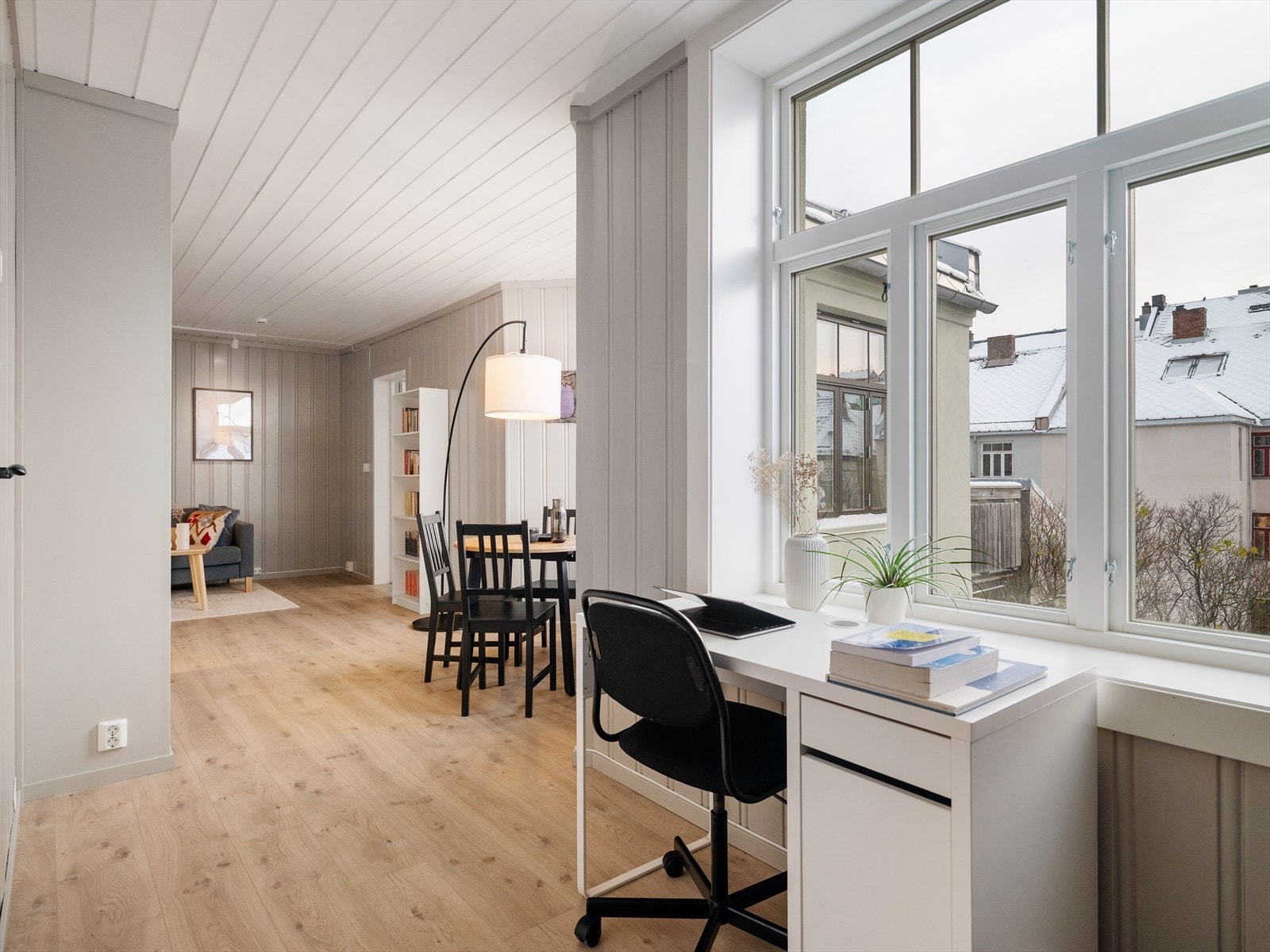 Den romslige planløsningen gir plass til en hyggelig lese- eller arbeidsplass. Galleribilde