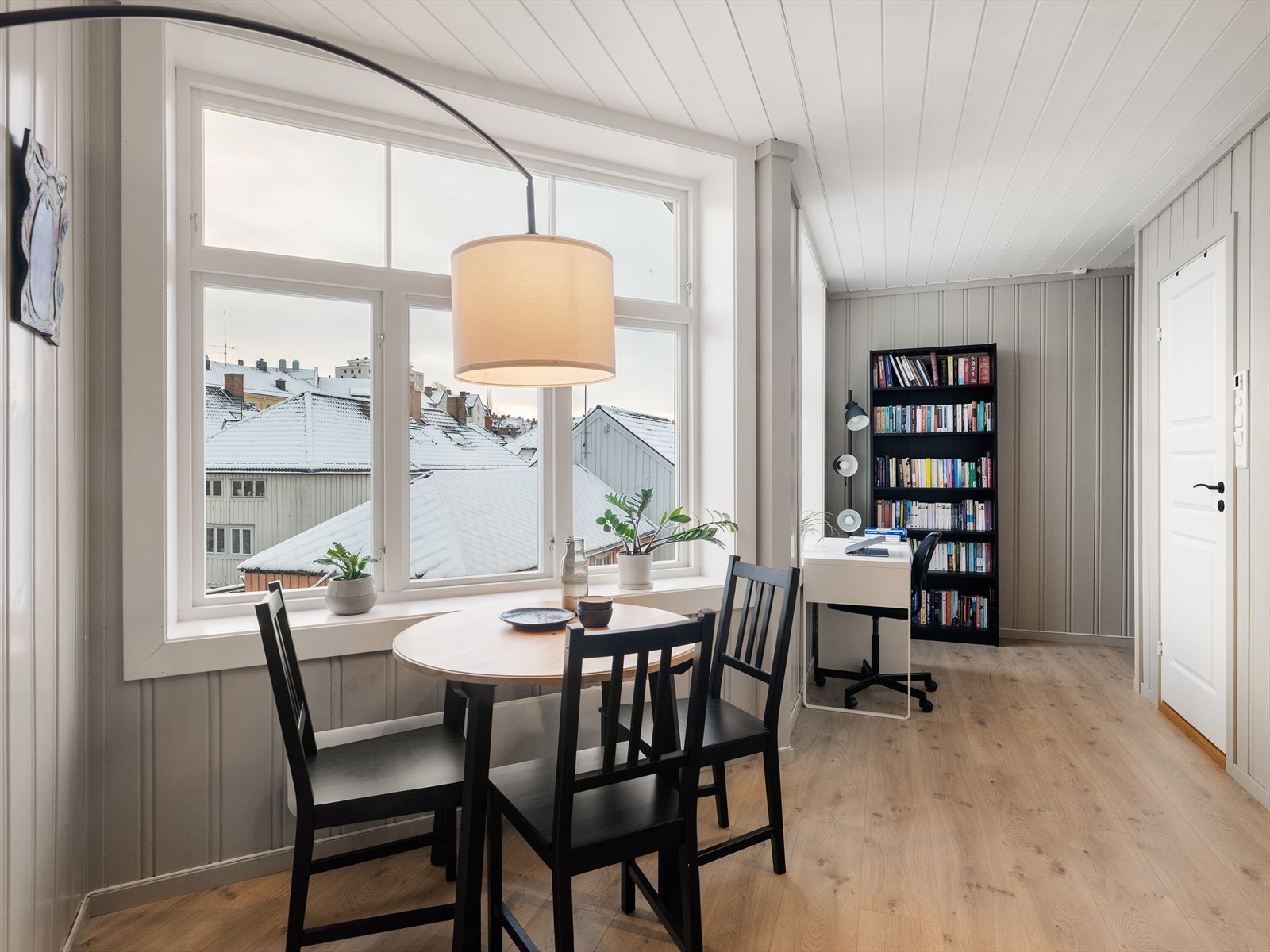 Naturlig spisesone ved store vinduer som slipper inn rikelig med dagslys. Galleribilde