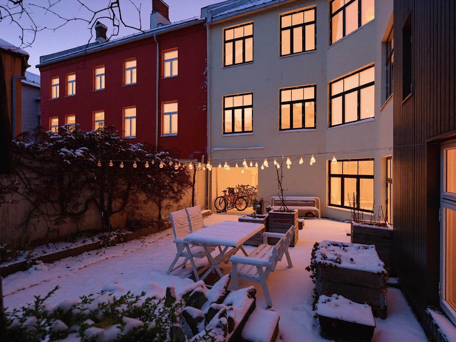 Leiligheten disponerer en bod i kjeller for ønsket lagring og sykkelparkering for seksjonseierene. Galleribilde