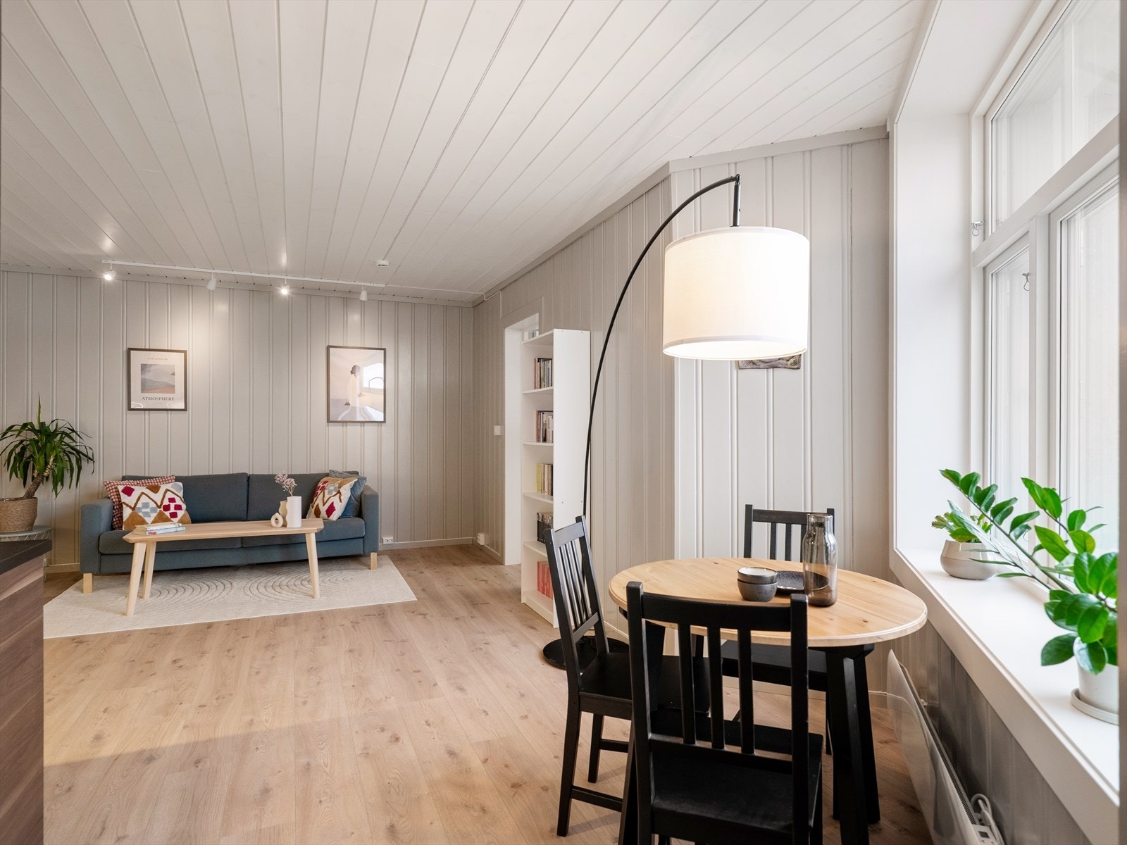 Stuen fremstår svært romslig, her finner du en åpen kjøkkenløsning og gode møbleringsmuligheter for både sofagruppe og spisegruppe. Galleribilde
