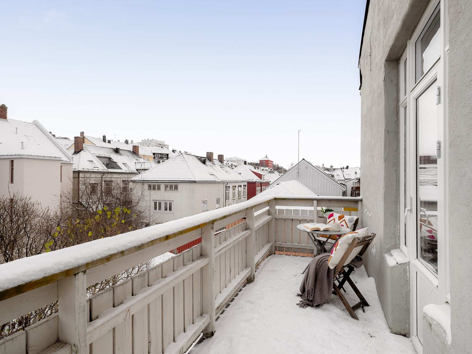 Via soverommet er det adkomst til en egen sørvestvendt balkong med svært gode solforhold. Galleribilde