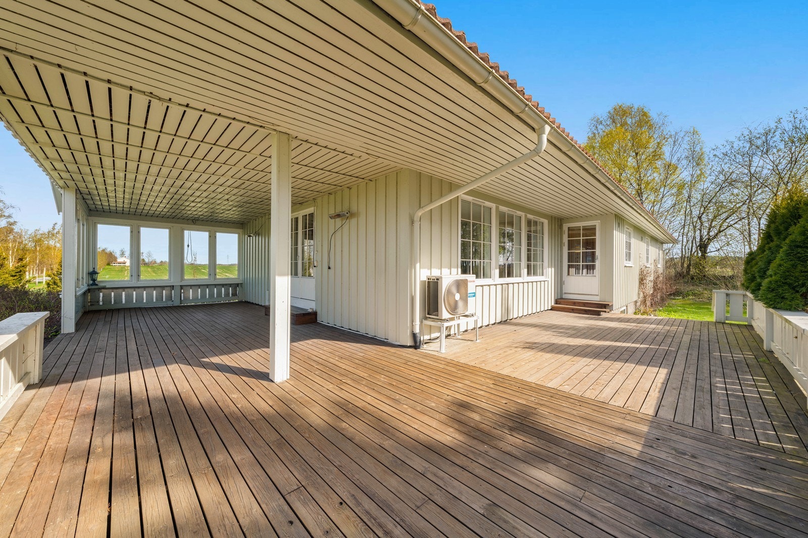 Stor og solrik terrasse Galleribilde
