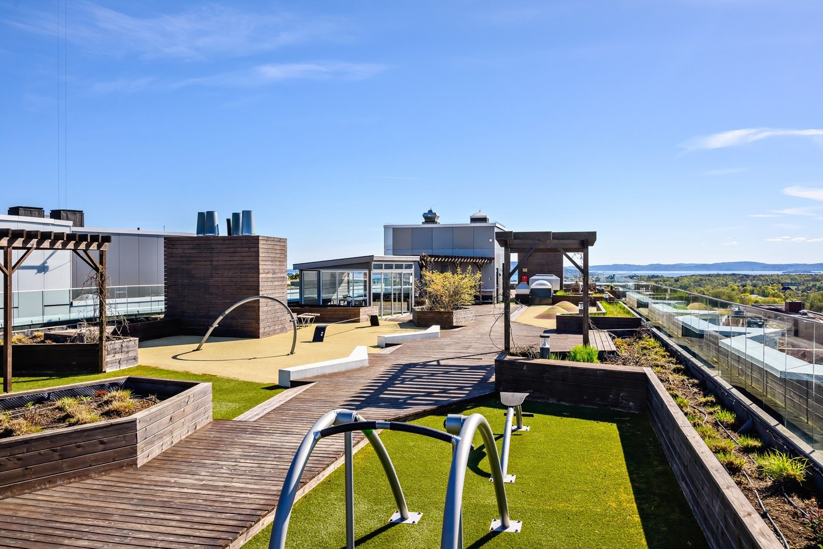 Sameiet har også en helt unik og spektakulær takterrasse, kun en etasje opp. Galleribilde