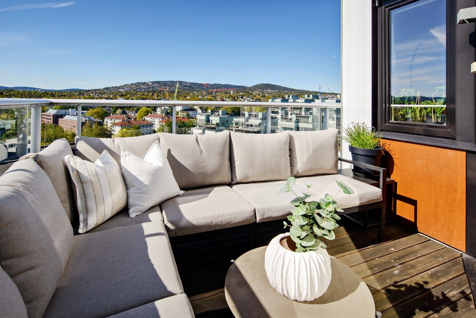 Stor balkong med god plass til sittegruppe - et perfekt sted for late sommerdager! Galleribilde