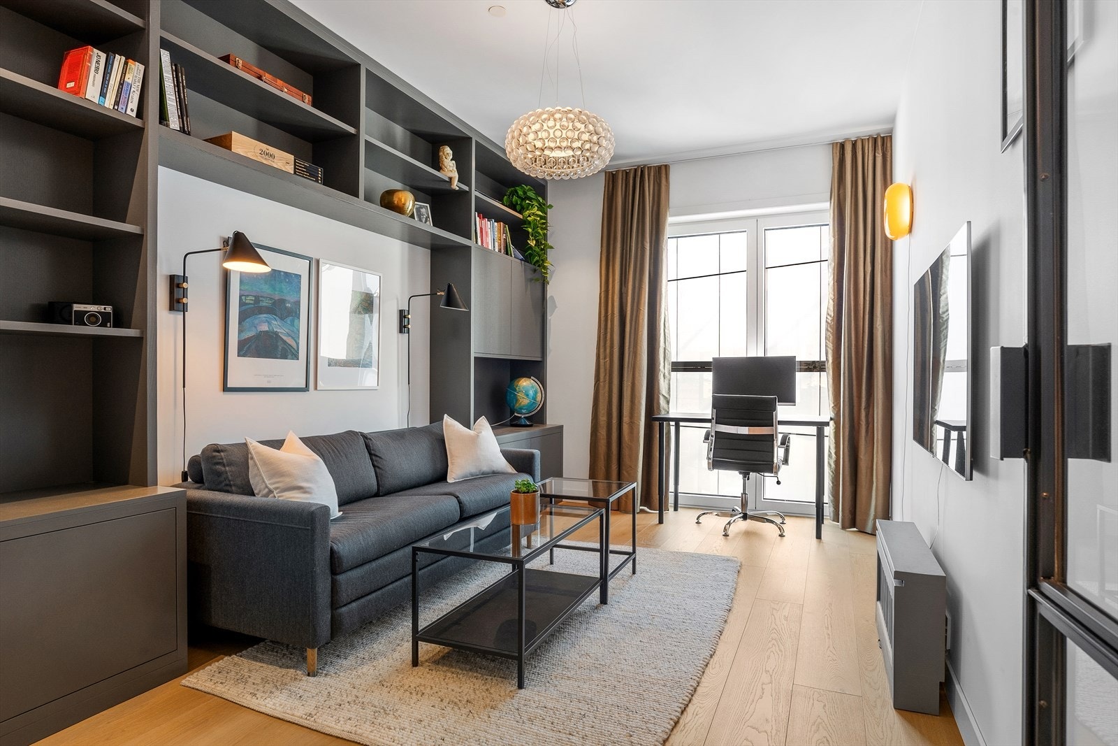 Leiligheten har to gode soverom - soverom 2 er innredet som tv-stue/kontor med sovesofa Galleribilde