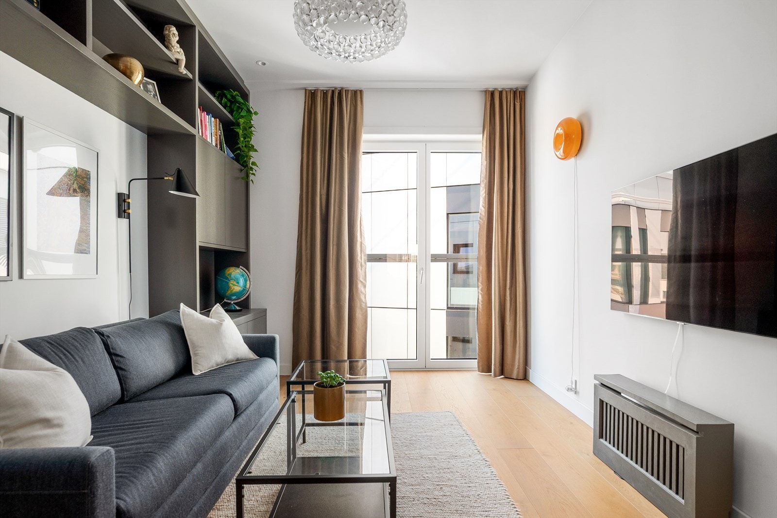 Flott snekkerbygget bokhylle. Tilpasset for både sofa og seng. Galleribilde