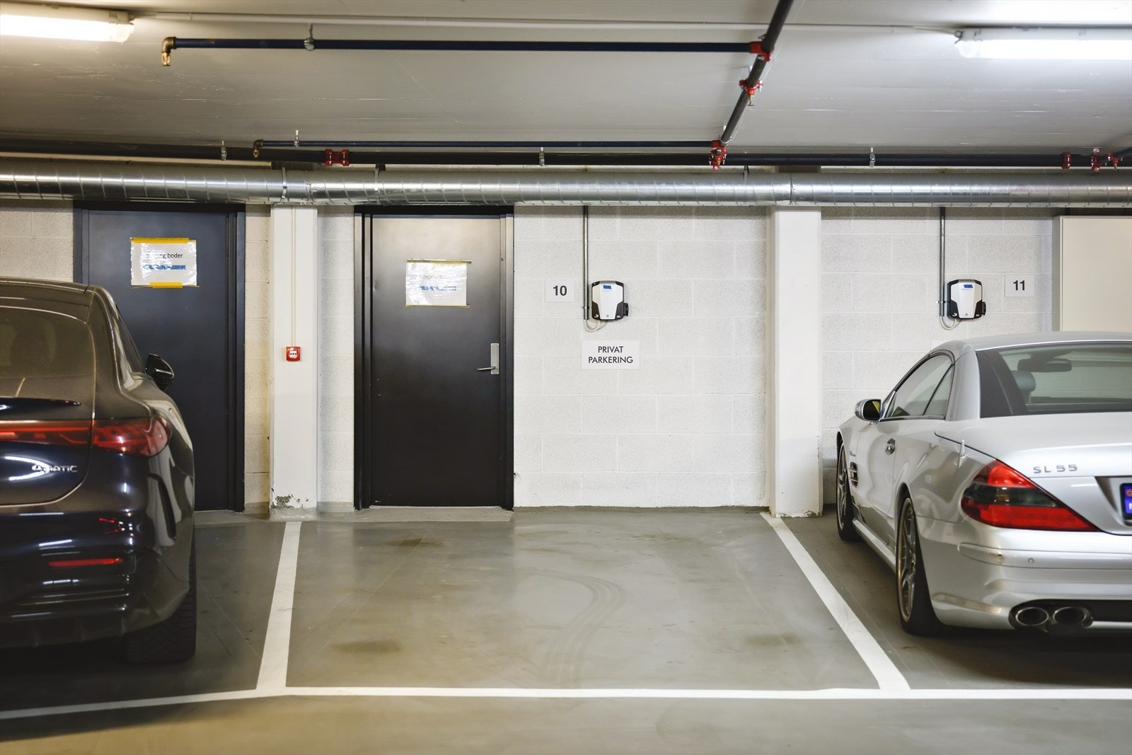 Det medfølger garasjeplass med ladning i lukket og oppvarmet anlegg. Enkel adkomst via heis. Galleribilde