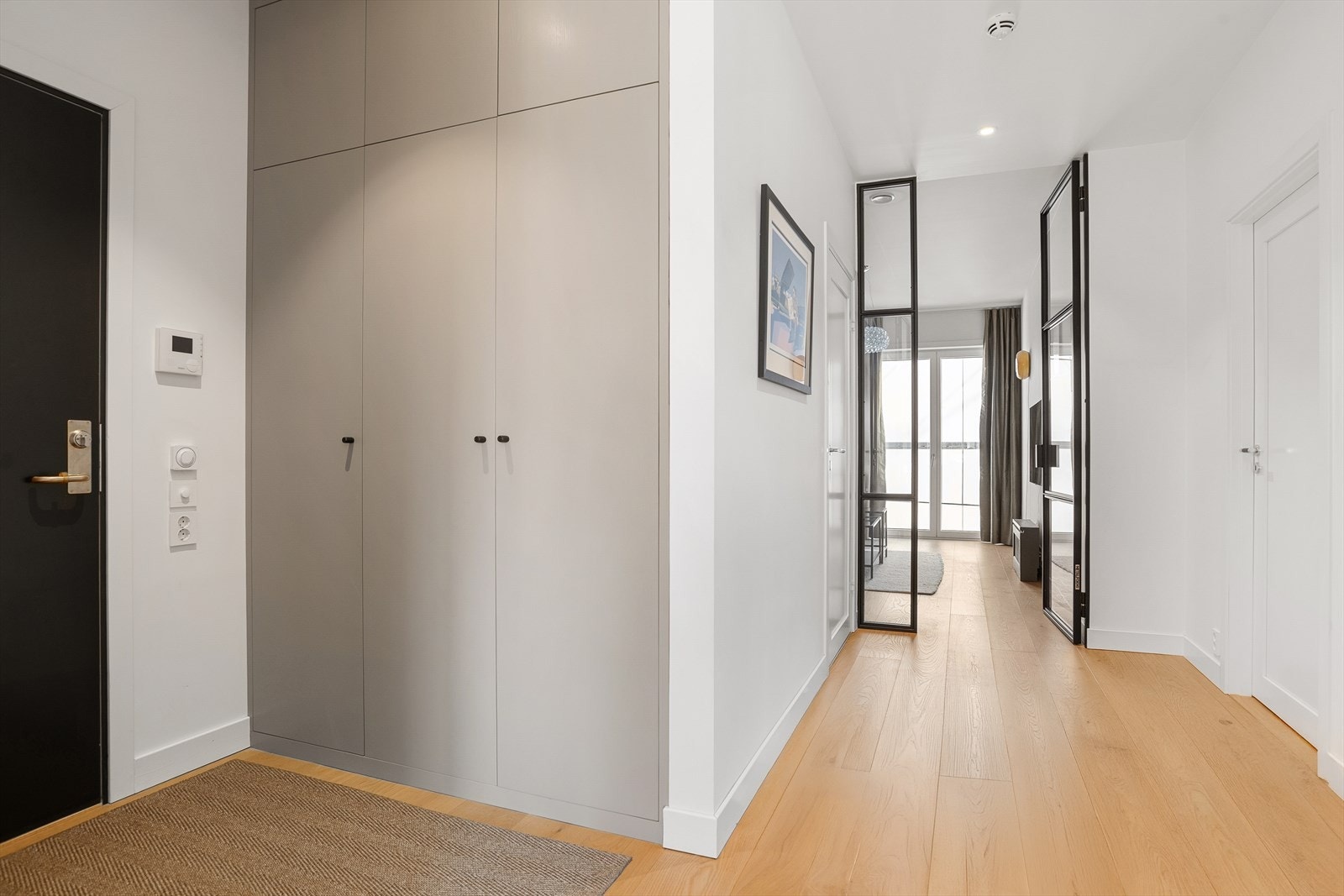 Entré/gang med garderobeløsning og tilgang til innvendig bod. Leiligheten disponerer også en kjellerbod. Galleribilde