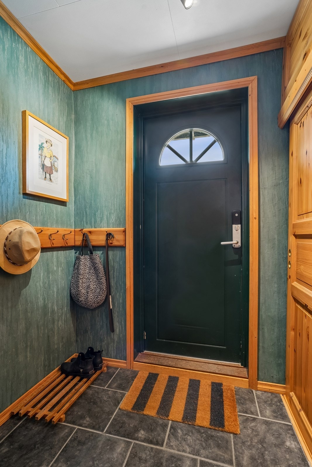 Velkommen inn - her i vindfanget har du flislagt golv og plass til garderobeskap. Galleribilde