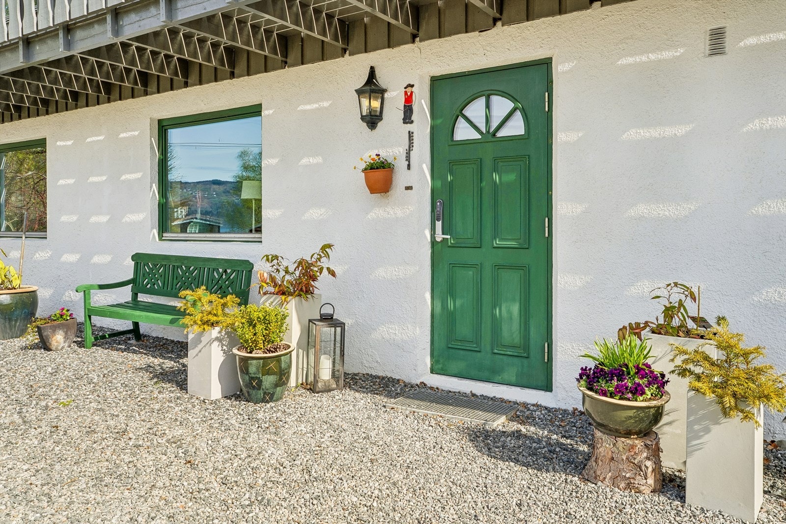 Inngangspartiet ligg rett ved garasjen/tunet. Galleribilde