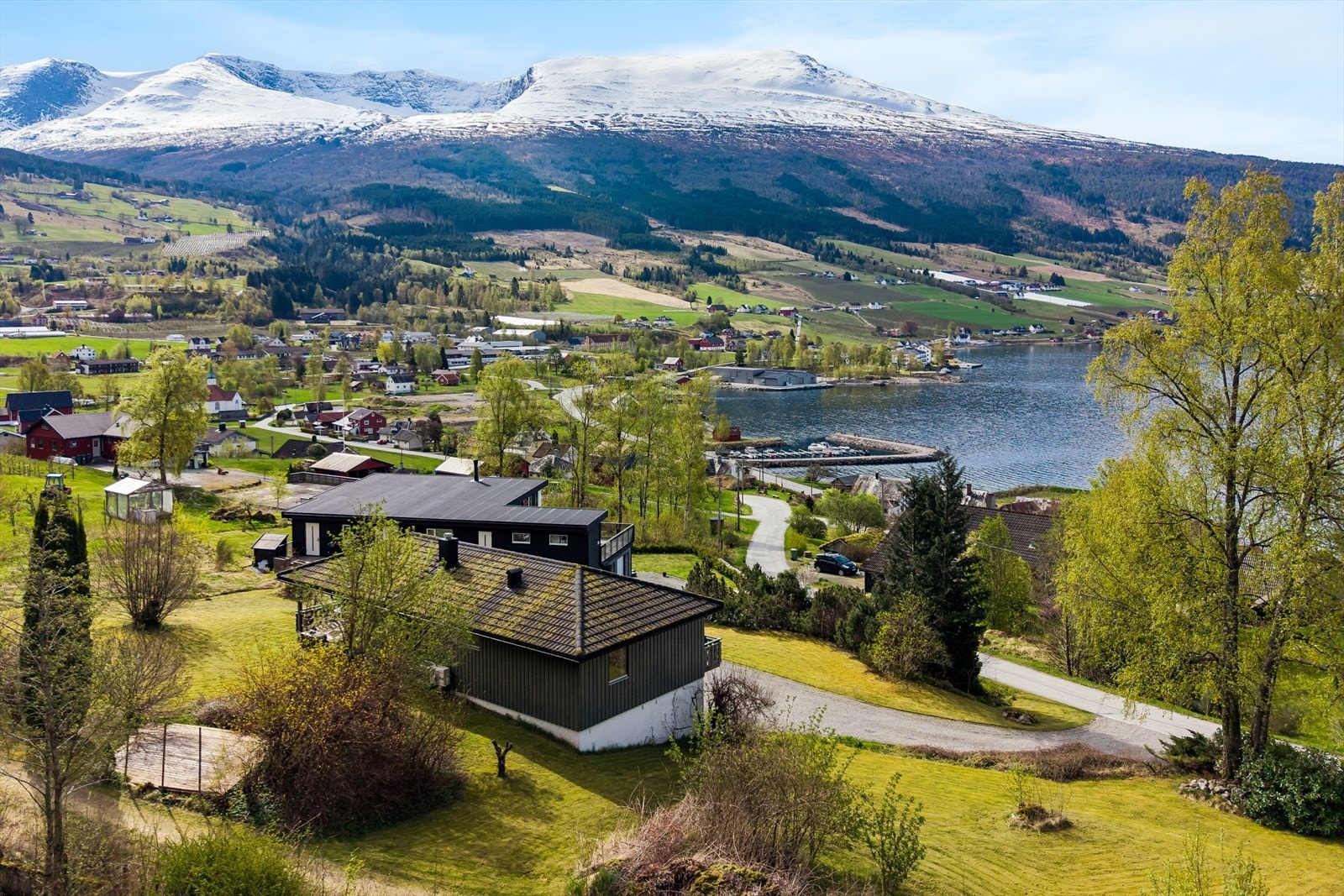Eigedomen ligg i eit slakt, sørvestvendt terreng med gode solforhold. Galleribilde