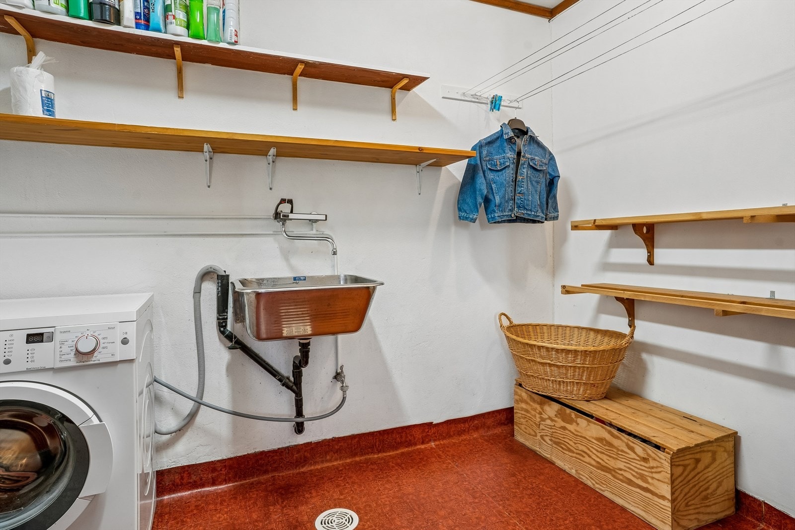 Praktisk vaskerom med golvbelegg og varmekablar. Her er det opplegg for vaskemaskin og god hylleplass. Galleribilde