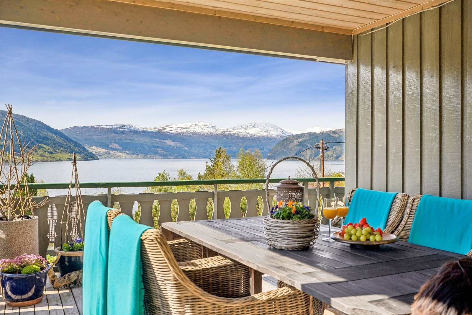 Eigedommen ligg øvst i byggjefeltet i eit etablert og godt nabolag.
Den store, delvis overbygde terrassen er ein flott samlingsplass for familie og venner, her har du vidt utsyn over bygda, fjorden og fjellheimen. Galleribilde