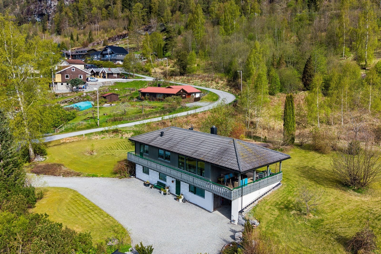 Eigedomen er godt vedlikehalden, med blant anna utvendig kledning som sist vart beisa i 2024. Galleribilde