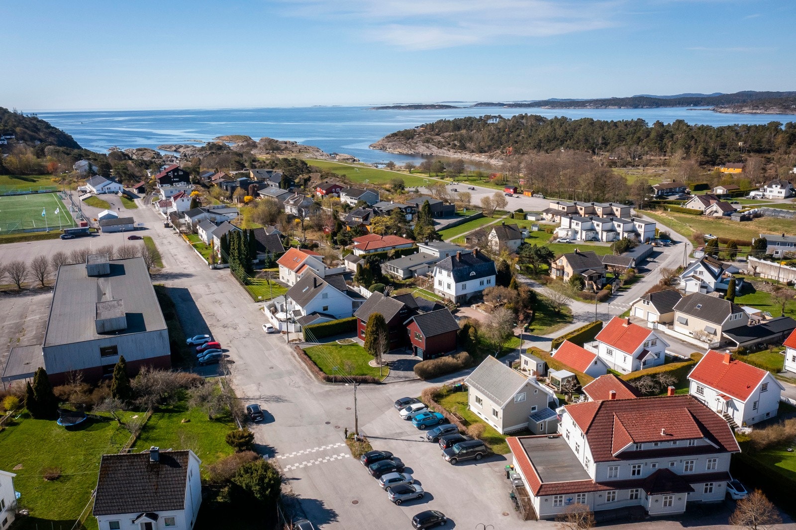 Området byr i tillegg på kunstgressbane, tennisbane, lysløype, treningssenter og idrettshall - alt innen kort avstand, som gir gode muligheter for en aktiv og variert hverdag. Galleribilde