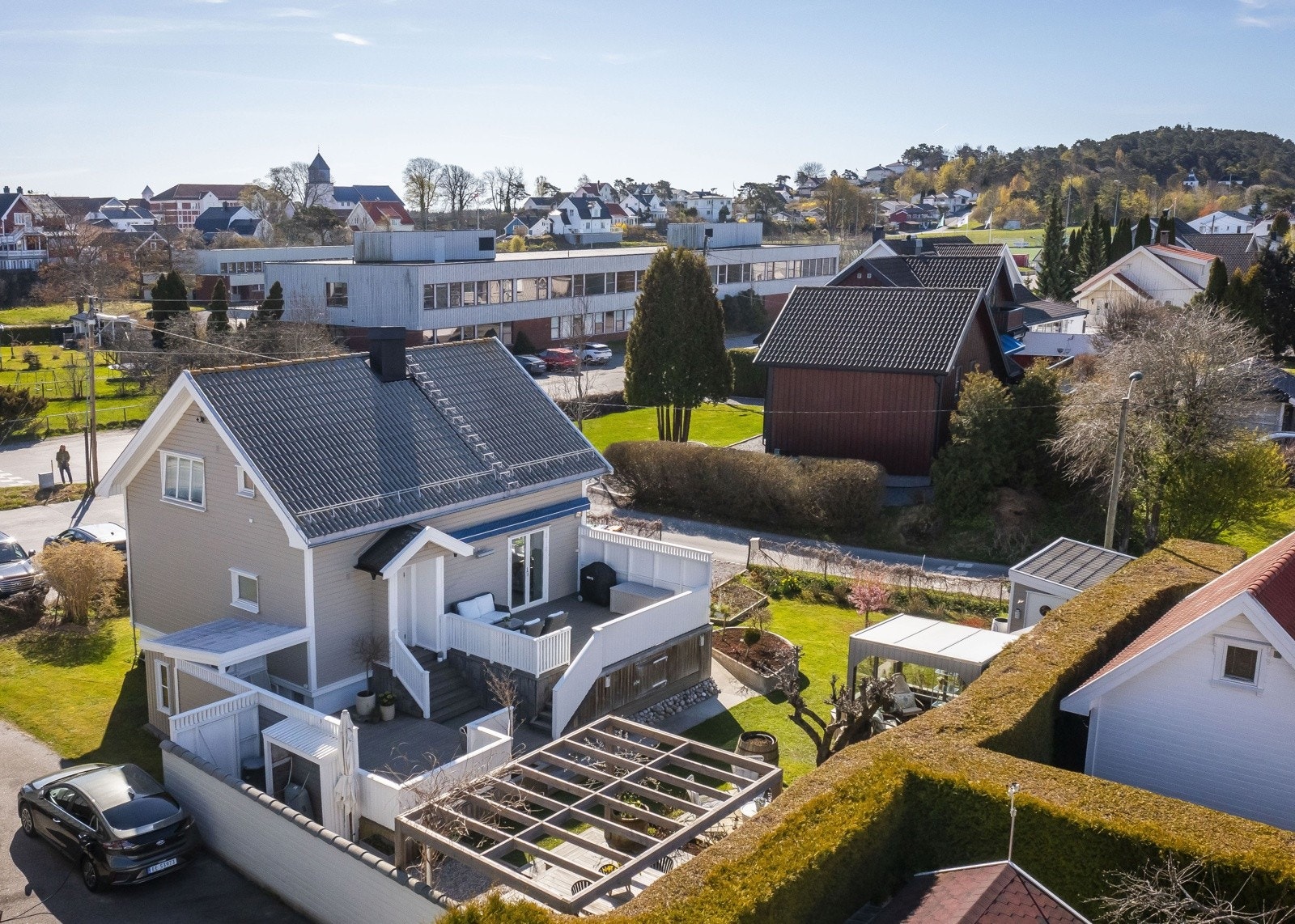 Eiendommen har en attraktiv beliggenhet med umiddelbar nærhet til vakre rekreasjonsområder, sjø og badeliv. Her bor du med kort gangavstand til Krogshavn, Badeparken og Tangen fort, samt Kyststien som går like i nærheten. Galleribilde